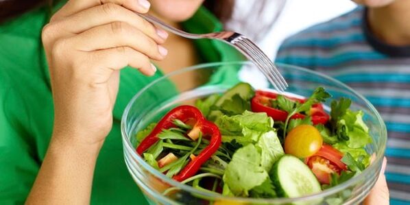 Eat a vegetable salad on a carbohydrate-free diet to quench your hunger