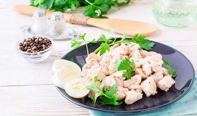Slow-cooked chicken fillet - a nutritious dinner on a low-carbohydrate diet